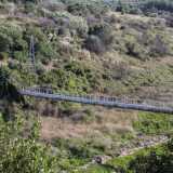 Da qui riusciamo anche a scorgere un viadotto che, attraversando la lama, pare quasi un ponte sospeso nel vuoto